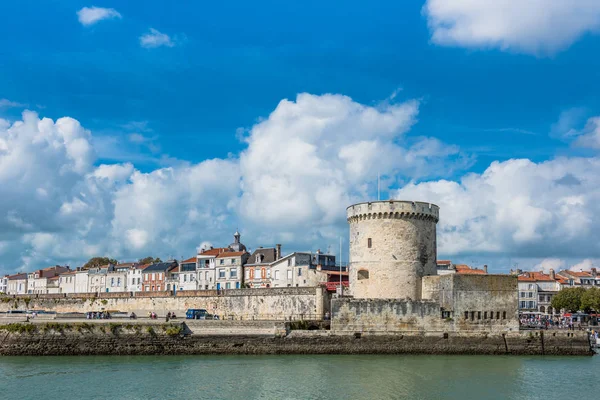 Fransa, La Rochelle - 21 Eylül 2015: La Rochelle Fransa eski kale eski Harbour View kuleleri.