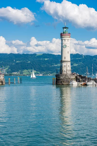 Německo Lindau Srpna Pohled Majáku Socha Lva Vjezdu Přístavu Lindau — Stock fotografie