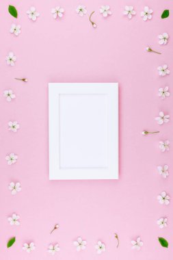 Boş çerçeve sahte kavramı en iyi görünümünü yaratıcı düz yığmak ve kiraz ağacı çiçek pastel bin yıllık üzerinde arka plan kopya alanı en az stili, yazı, metin veya tasarım şablonu ile pembe