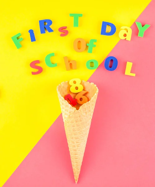 Kreativa Platt Lägga Tillbaka Till Skolan Koncept Med Waffle Cone — Stockfoto