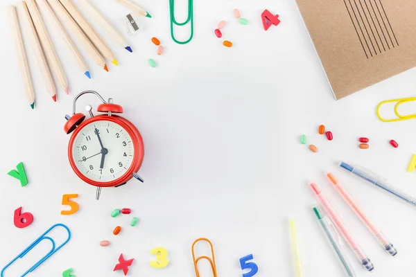 Plano Criativo Colocar Volta Conceito Escola Com Despertador Escola Cor — Fotografia de Stock