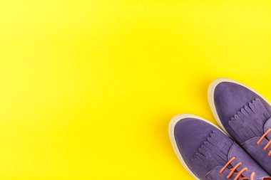Düz şık süet ayakkabı kalın sarı Kağıt arka plan üzerinde kopya alanı ile yatıyordu. Kadın rahat kıyafet havai görünümü. Trendy hipster bak üstten görünüm