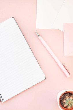 Üstten görünüm düz tasarım ofis malzemeleri ve kaktüsler succulents kopya alanı bin yıllık pembe renkli kağıt arka plan en az stili ile tarz çalışma masası yatıyordu. Kadınsı blog sosyal medya için şablon