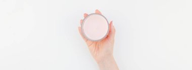 Kadın el ile pastel pembe aromatik mum izole kopya alanı ile beyaz arka planda tutan Lehçe manikür. Uzun geniş afiş kadınsı güzellik blog sosyal medya için. Spa ve sağlıklı yaşam konsepti