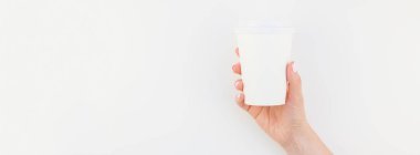 Uzun geniş afiş kağıt kahve Kupası minimalizm tarzı beyaz arka plan üzerinde izole kopya alanı ile tutan kadın el sahte. Kadınsı blog, sosyal medya için şablon