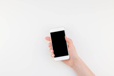 Kadın el ile kopya alanı minimalizm tarzı ile beyaz arka plan üzerinde izole smartphone tutan pastel manikür Lehçe. Şablon kadınsı blog sosyal teknolojik medya için sahte