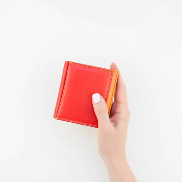 Женская Рука Пастельным Маникюром Лак Держа Ярко Красный Кожаный Бумажник — стоковое фото