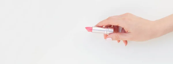 Mano Mujer Con Pulido Manicura Pastel Con Lápiz Labial Rosa — Foto de Stock