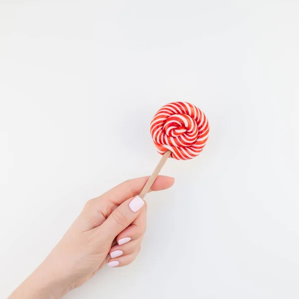 Mão Mulher Com Manicure Pastel Polonês Segurando Pirulito Girando Vermelho — Fotografia de Stock