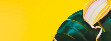 Tropikal orman palmiye monstera yaprakları ve bir kadının mayo üstüne parlak sarı Kağıt arka plan. Yaz metin için yaratıcı düz yatıyordu kavramı şablon tatiller. Uzun geniş afiş