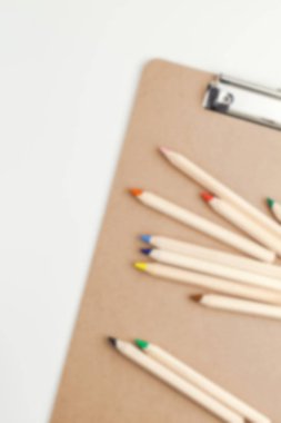 Bulanık düz geri dönüşümlü kahverengi tasarım ofis malzemeleri kopya alanı beyaz tablo arka plan en az Eko stili ile tarz çalışma masası yatıyordu. Ufuk yansıma