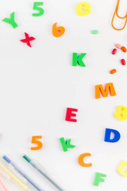 Yaratıcı düz geriye okul kavramı ile renk okul ve ofis malzemeleri için kopya alanı, çerçeve, metin veya tasarım şablonu ile beyaz masa arka plan üzerinde