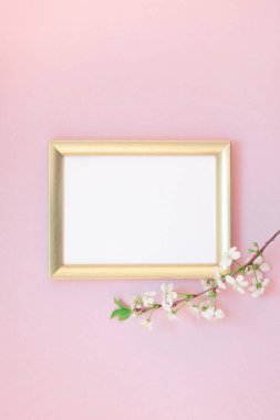 Boş çerçeve sahte kavramı en iyi görünümünü yaratıcı düz yığmak ve bin yıllık pembe arka plan kopya alanı en az stili, yazı, metin veya tasarım şablonu ile üzerinde kiraz ağacı çiçek