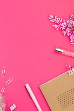Yaratıcı en iyi görünüm düz lay çalışma masası tasarım ofis malzemeleri ve parlak pembe renk Kağıt arka plan en az stili üzerinde kopya alanı çiçeklerle tarz. Kadınsı blog sosyal medya için şablon