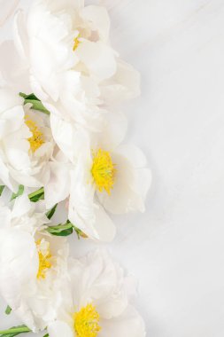 Güzel kopya alanı en az tarzı, kartpostal, yazı, metin veya tasarım şablonu mermer zemin üzerine beyaz şakayık çiçekleri blooming. Düğün davetiyesi ve kutlama tebrik kavramı