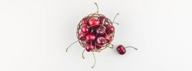 Kopya alanı ile küçük bir sepet içinde taze olgun kiraz uzun geniş afiş beyaz arka plan en az stili izole. Yaz eğlenceli ve sağlıklı beslenme kavramı. Metin veya gıda tasarımınız için şablon