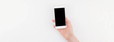 Kadın el ile kopya alanı minimalizm tarzı ile beyaz arka plan üzerinde izole smartphone tutan pastel manikür Lehçe. Uzun geniş afiş kadınsı blog sosyal teknolojik medya için sahte
