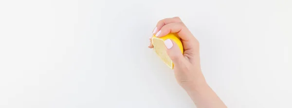 Mano Mujer Con Pulido Manicura Pastel Con Medio Limón Aislado —  Fotos de Stock