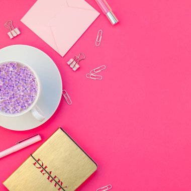 Üstten görünüm düz parlak pembe renk Kağıt arka plan en az stili üzerinde kopya alanı tasarım ofis malzemeleri tarz çalışma masası ve çay yatırın. Kadınsı blog sosyal medya için kare şablon