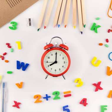 Kare düz geri okul kavramı çalar saat, renk okul ve ofis malzemeleri beyaz masa arka plan kopya alanı, çerçeve, metin veya tasarım şablonu ile yattı