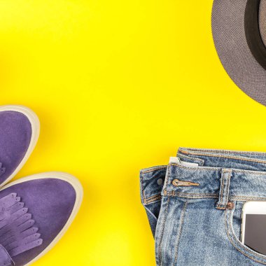 Düz Süet ayakkabı, kot, gri şapka, kaktüs ve smartphone kalın sarı Kağıt arka plan üzerinde kopya alanı ile yatıyordu. Kadın rahat kıyafet havai görünümü. Kare hipster bak üstten görünüm