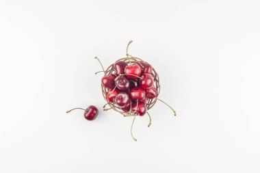 Yaratıcı üstten görünüm taze olgun kiraz kopya alanı ile küçük bir sepet içinde beyaz arka plan en az stili izole. Yaz eğlenceli ve sağlıklı beslenme kavramı. Metin veya gıda tasarımınız için şablon