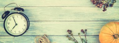 Sonbahar turuncu kabak görünümünü üst ve Kuru çiçekler ve çimen şükran günü arka plan kopya alanı ile mavi tonda ahşap masa üzerinde. Sonbaharda hasat ruh metin şablonu. Uzun geniş afiş