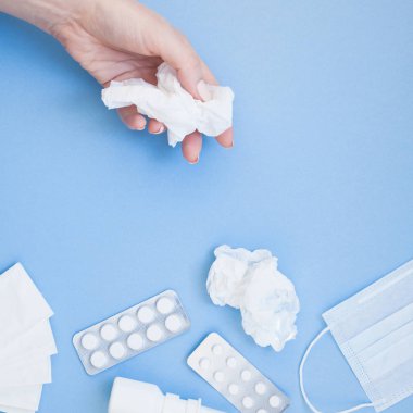 Mevsimlik bahar Anti peçete, hap, yüz maskesi, yaratıcı düz yatıyordu kavramı damla bir şişe ve bir el ile kare kopya alan arka plan en az stil, şablon metin için