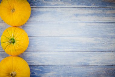 Üstten görünüm sonbahar turuncu kabak Şükran günü arka plan kopya alanı ile mavi tonda ahşap masa üzerinde. Sonbaharda hasat ruh metin için şablon