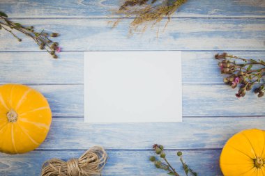Üstten görünüm sonbahar turuncu kabak ve çimen şükran günü arka plan üzerinde mavi ile Kuru çiçek ahşap masa boş mektup sahte ile tonda ve rustik tarzı, metin için şablon alanı Kopyala