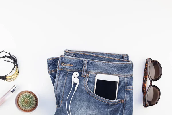 Platt Låg Mockaskor Blå Jeans Armband Och Smartphone Med Hörlurar — Stockfoto