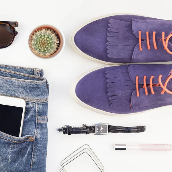 Vierkante Vlakke Leggen Van Suède Schoenen Blue Jeans Armbanden Cactus — Stockfoto