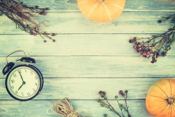 Sonbahar turuncu kabak ve Kuru çiçekler görünümünü ana sayfa ve kopya alanı ile mavi tonda ahşap masa üzerinde kutusu Şükran günü arka planda çim. Sonbaharda hasat ruh metin için şablon