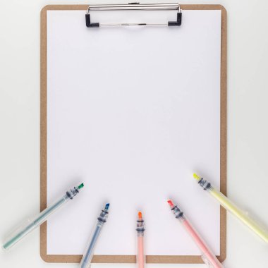 Üstten görünüm sahte kopya alanı beyaz tablo arka plan en az Eko stili ile geri dönüşümlü boş klibi kurulu tarz çalışma masası kare. Kavram başlangıç kadar veya yeni bir gün. Tanıtım, tasarım, metin şablonu