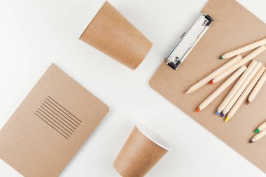 Çalışma masası tarz düz lay kahverengi tasarım ofisi geri dönüşümlü yaratıcı en iyi görünümü sağlar ve kahve fincanı ile alan beyaz masa arka plan en az Eko Stil kopyalayın. Çevre koruma kavramı