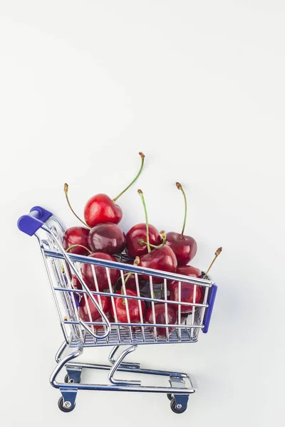 Creatieve Beeld Van Rijpe Kersen Een Winkelwagentje Met Kopie Ruimte — Stockfoto