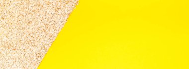 Parlak sarı renkli kağıt uzun geniş afiş ile kopya alanı en az tarzı kahvaltı için sağlıklı ve vejetaryen organik gıda için yaratıcı düz yatıyordu kavramı üstten görünüm yulaf ezmesi pul