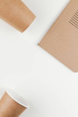 Çalışma masası tarz düz lay kahverengi tasarım ofisi geri dönüşümlü yaratıcı en iyi görünümü sağlar ve kahve fincanı ile alan beyaz masa arka plan en az Eko Stil kopyalayın. Çevre koruma kavramı