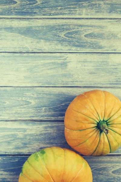 Вид Сверху Осенние Оранжевые Кеды Придающие Фон Синему Тонированному Деревянному — стоковое фото