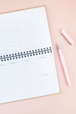 Üstten görünüm düz tasarım ofis malzemeleri kopya alanı bin yıllık pembe renkli kağıt arka plan en az stili ile tarz çalışma masası yatıyordu. Kadınsı blog sosyal medya için şablon