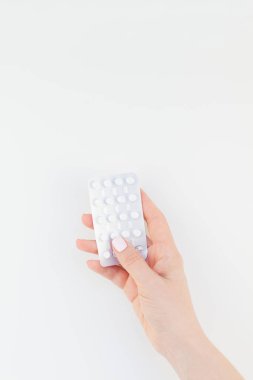 Kadın el ile kopya alanı ile beyaz arka plan üzerinde izole blister hapları holding pastel manikür Lehçe. Kadınsı güzellik blog sosyal medya için şablon. Kadın sağlık kavramı