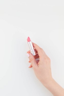 Kadın el ile pastel pembe ruj izole kopya alanı ile beyaz arka planda tutan Lehçe manikür. Kadınsı güzellik blog sosyal medya için şablon