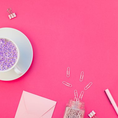 Üstten görünüm düz parlak pembe renk Kağıt arka plan en az stili üzerinde kopya alanı tasarım ofis malzemeleri tarz çalışma masası ve çay yatırın. Kadınsı blog sosyal medya için kare şablon
