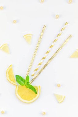 Yaratıcı flatlay genel gider üst narenciye limon dilimleri görüntülemek ve otlar yaprakları beyaz masa artalanını boşaltmak ile nane. Sıcak yaz ferahlık limonata kavramı. Payet ile düzenlenmiş içecek maddeleri