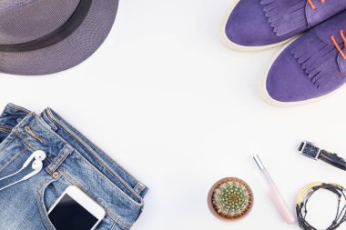 Düz beyaz arka plan kopya alanı ile kulaklıktan süet ayakkabı, kot, gri şapka, kaktüs ve akıllı telefon yatırın. Kadın rahat kıyafet havai görünümü. Trendy hipster bak üstten görünüm