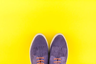 Düz şık süet ayakkabı kalın sarı Kağıt arka plan üzerinde kopya alanı ile yatıyordu. Kadın rahat kıyafet havai görünümü. Trendy hipster bak üstten görünüm