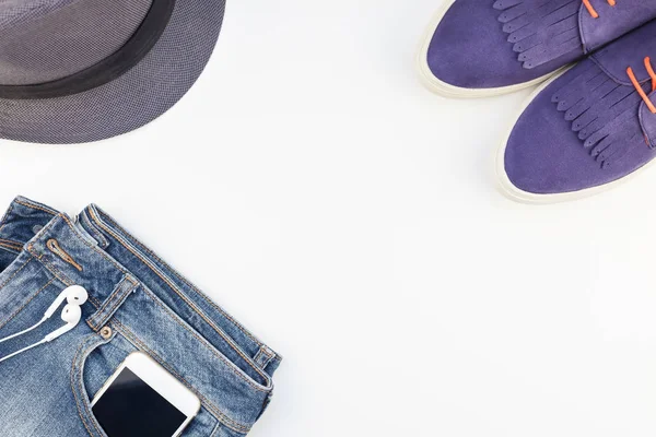 平躺的麂皮绒鞋 蓝色牛仔裤 灰色帽子 仙人掌和智能手机与耳机在白色背景与复制空间 女性休闲服装的头顶景色 时髦的时髦的看顶部视图 — 图库照片