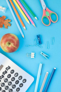 Yaratıcı düz üst görünümüne geri okul kavramı yatıyordu renk okul ve ofis malzemeleri kopya alanı ile parlak turkuaz kağıt tablo çerçeve arka plan, metin veya tasarım şablonu