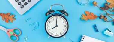 Yaratıcı düz üst görünümüne geri okul kavramı kopya alanı ile parlak turkuaz kağıt tablo çerçeve arka plan, metin veya tasarım şablonu erzak renk okul ve office ile yatıyordu. Uzun geniş afiş