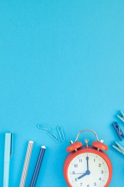 Yaratıcı düz yatıyordu üstten görünüm geri okul kavramı çalar saat, renk okul ve ofis malzemeleri parlak turkuaz kağıt tablo çerçeve arka plan kopya alanı, metin veya tasarım şablonu ile